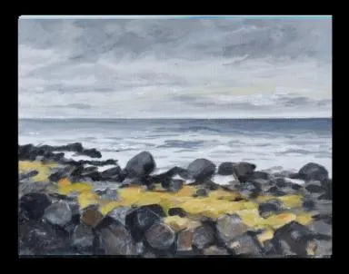 Steiner med gress imellom og havet utenfor