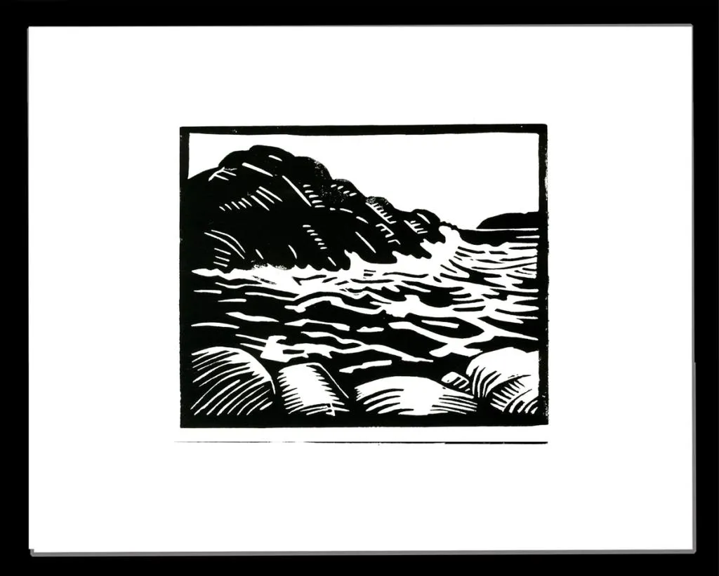 bølger slår mot land