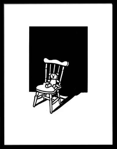 en liten bamse sitter på en pinnestol