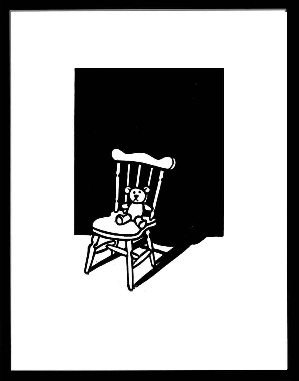 en liten bamse sitter på en pinnestol