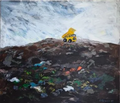 en gul lastebil på toppen av en søppelfylling