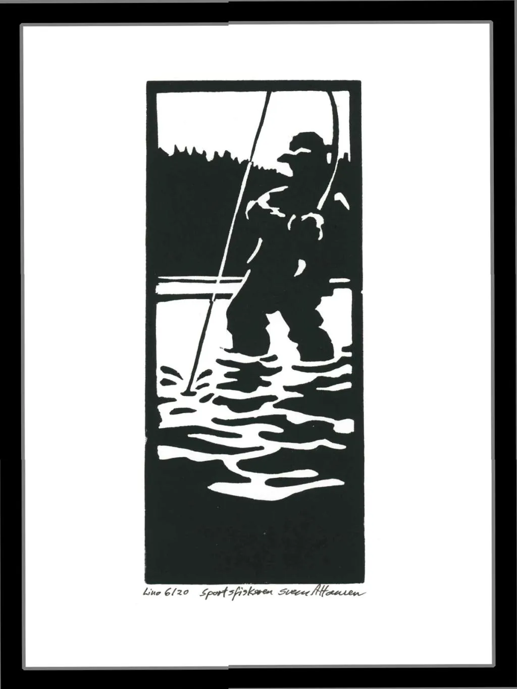 en fisker står i vannet med fiskestang