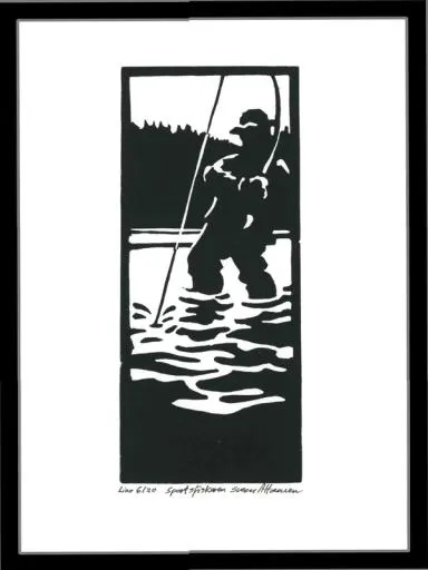 en fisker står i vannet med fiskestang