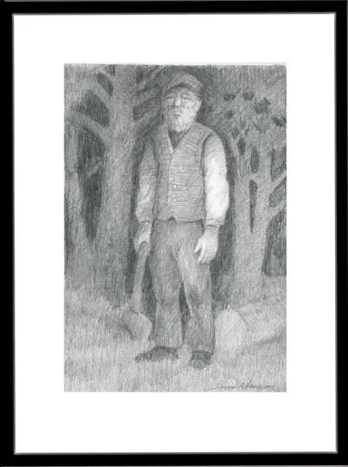 En gammel mann med en øks står i skogen