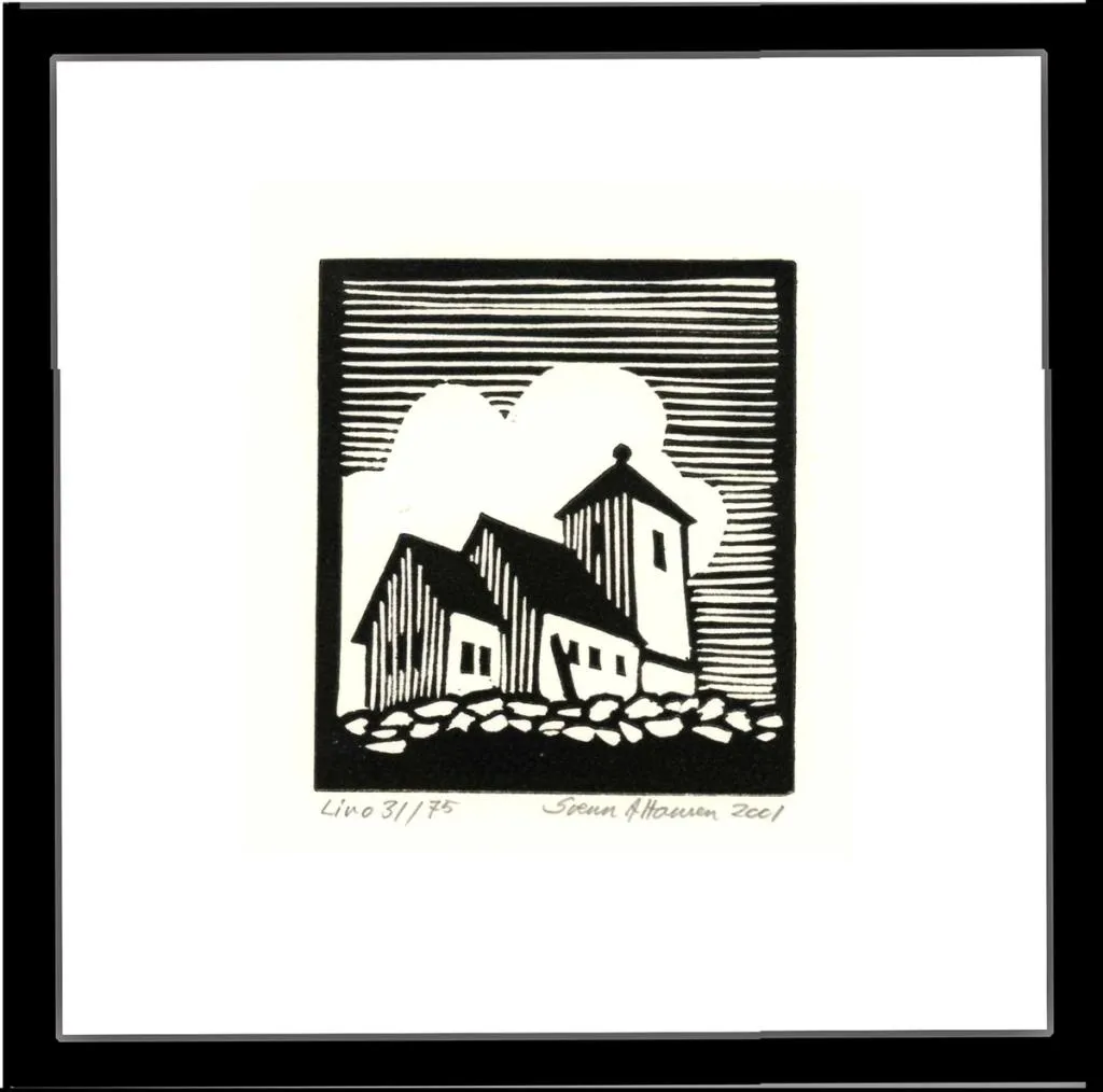 Gammel steinkirke og en stor stein heller mot kirkeveggen