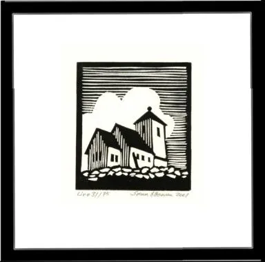 Gammel steinkirke og en stor stein heller mot kirkeveggen