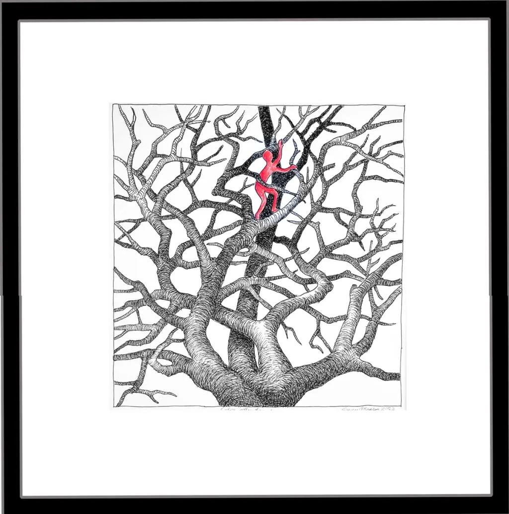 En rød person som  klatrer oppover i et stort tre