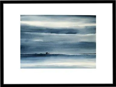 På en flate mot havet ligger et ensomt hus  med lys i vinduene. Rundt er bare sjøen