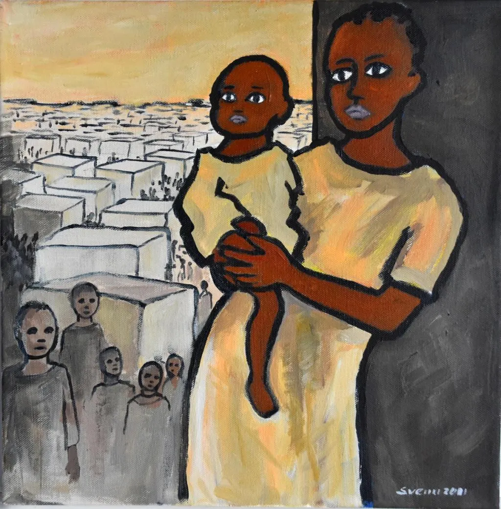 en afrikansk kvinne holder sitt lille barn på armen bak ser vi en flyktningeleir