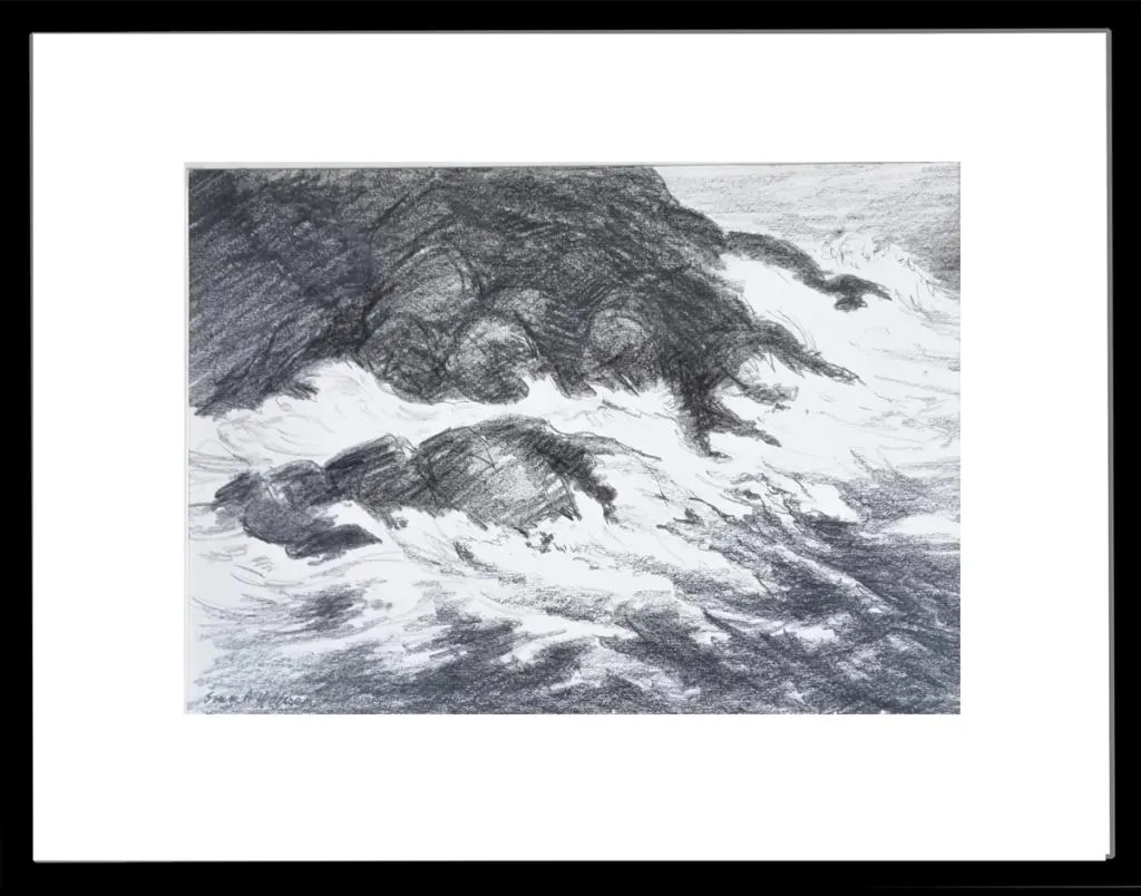 kraftige bølger slår innover svabergene