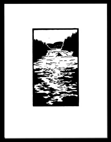 en foss i bakgrunnen og vanne renner mot oss