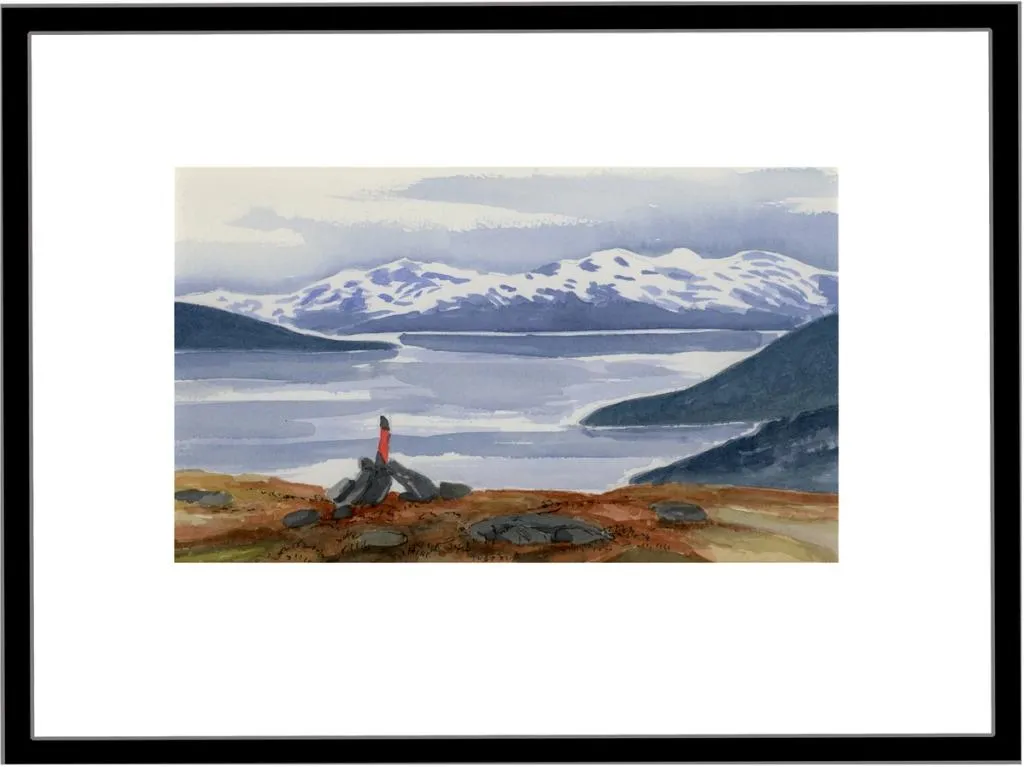 en turistforenings-varde ved et vann i fjellheimen