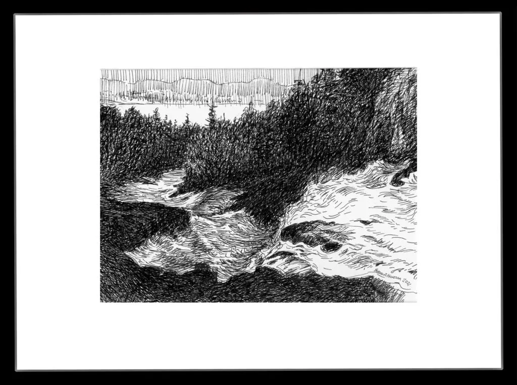 En stor foss sett fra toppen og nedover mot vannet som ligger litt unna