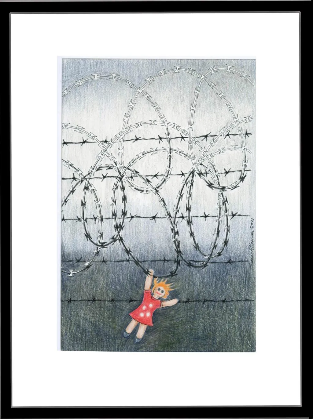 En dukke dhengeur fast i pikke som henger fast i piggtrådgjerde