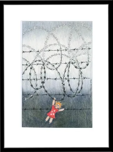 En dukke dhengeur fast i pikke som henger fast i piggtrådgjerde