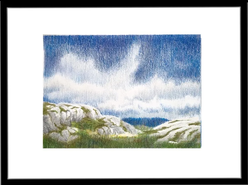 Urolige skyer over et høyfjells landskap