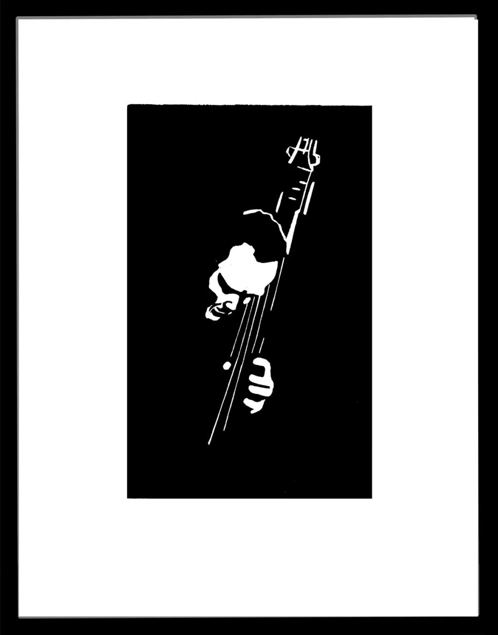 en mann står i mørket og spiller på en kontrabass