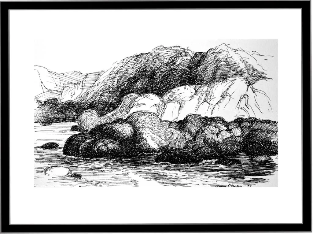 Steiner og fjell i strandkanten