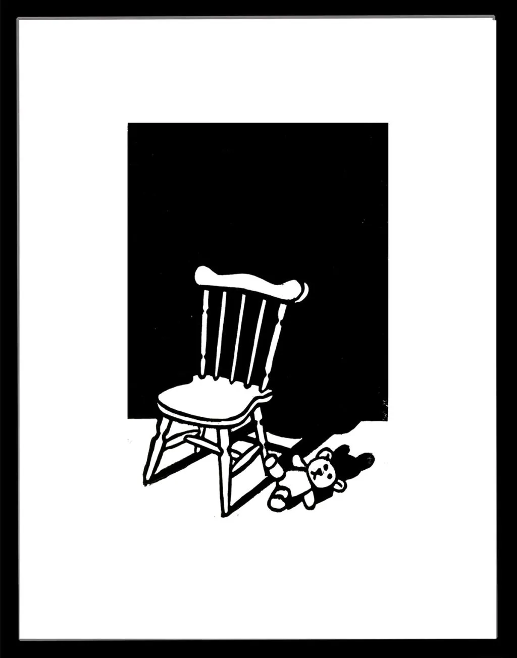 en bamse har falt av stolen og ligger på gulvet