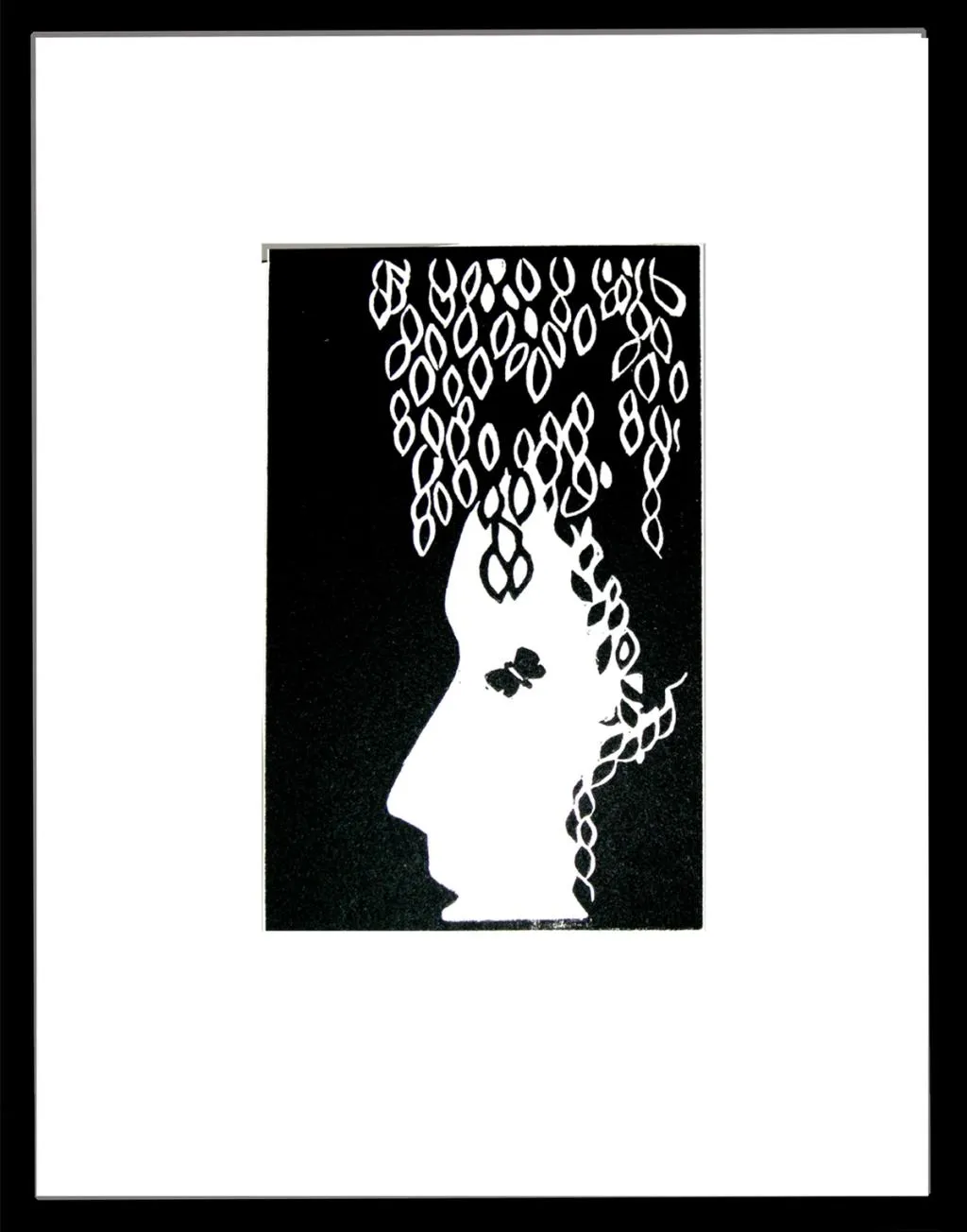 et kvinnehode sett fra siden med en sommerfugl som øye