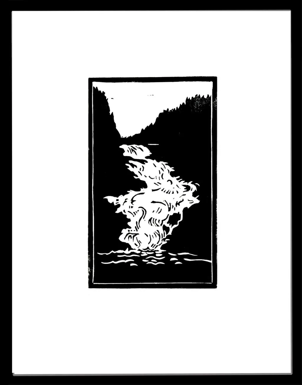 en foss kommer mot oss og ned over fjellet