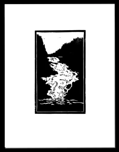 en foss kommer mot oss og ned over fjellet