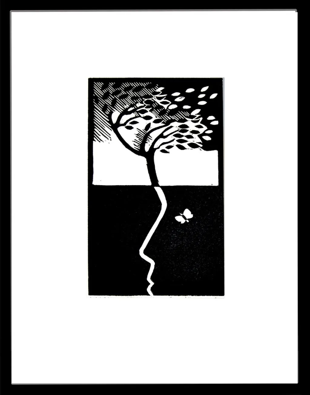 øverst er et tre der bladene blåser av under er det et ansikt med en sommerfugl i øyet 