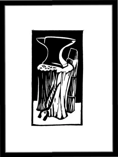 en ambolt festet på en tykk trestubbe