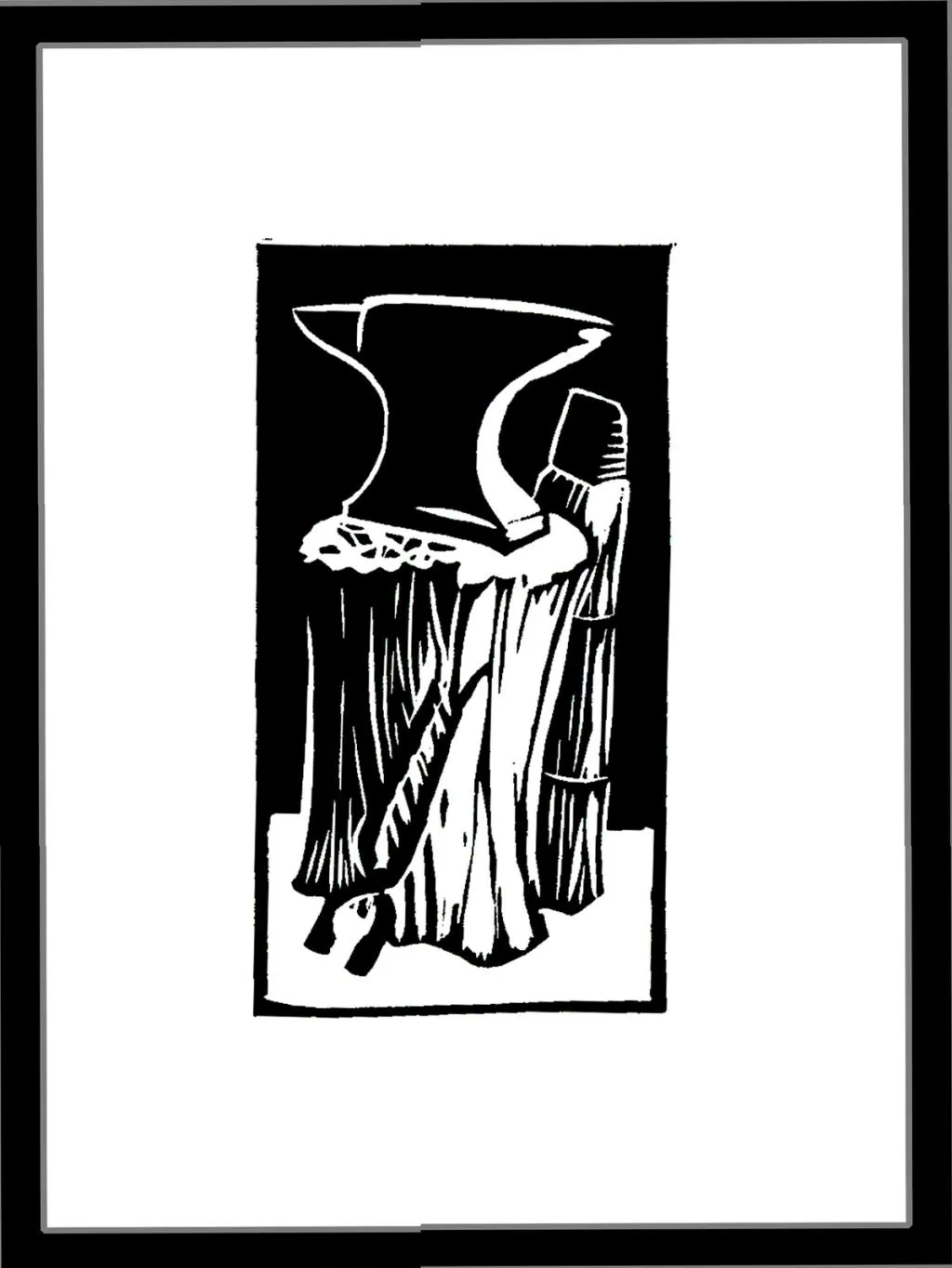 en ambolt festet på en tykk trestubbe