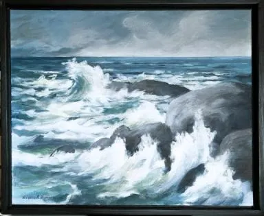 bølger slår mot fjellet