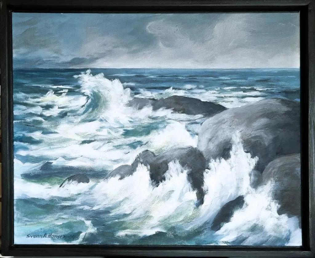 bølger slår mot fjellet