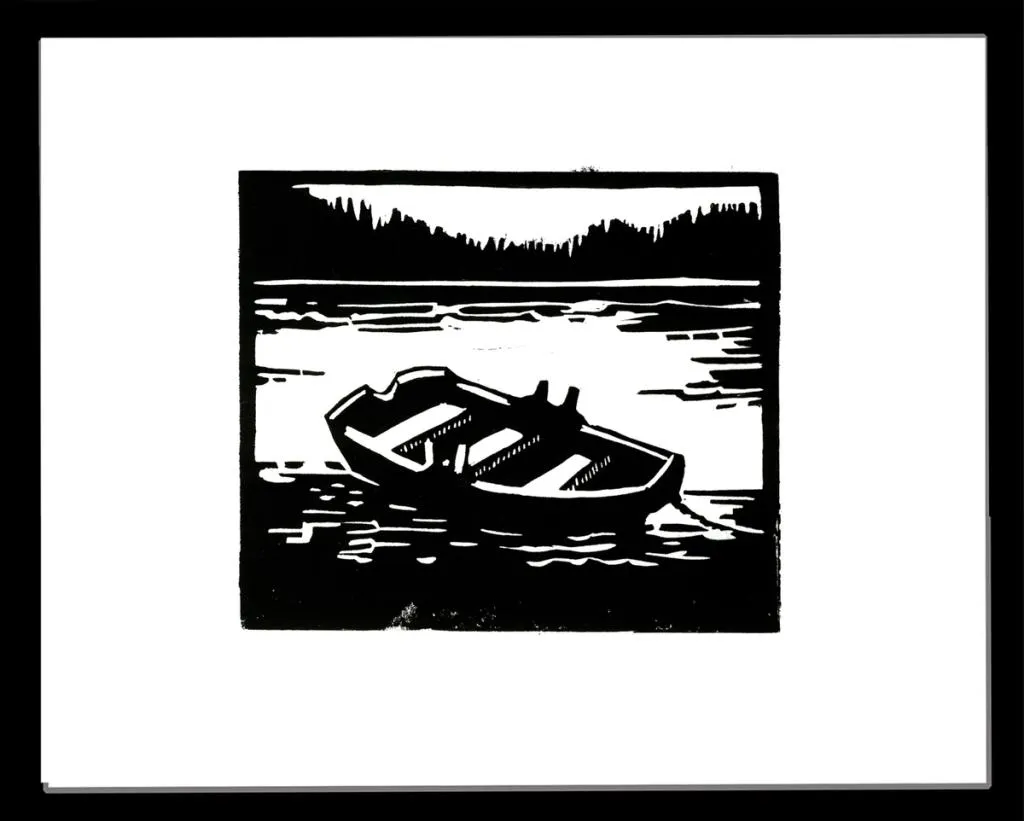 en pram ligger på et stille tjern